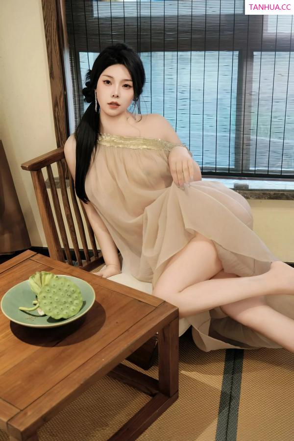   [XiuRen]高清写真图 2025.07.03 No.10500 麦田 透视连衣裙第14张图片